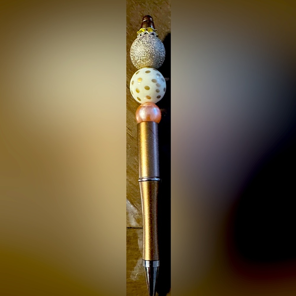 Elegant Gold and Cream Holiday Pen